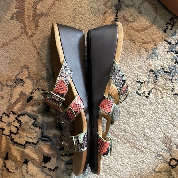 Women’s Vionic Sandels. Size 11. Multicolored snake skin. - Picture 8 of 9